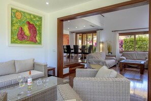 Living area - Holiday Home "Formosa" with Pool, Wi-Fi, Air Conditioning & Garden (Cala de Sant Vicenç)