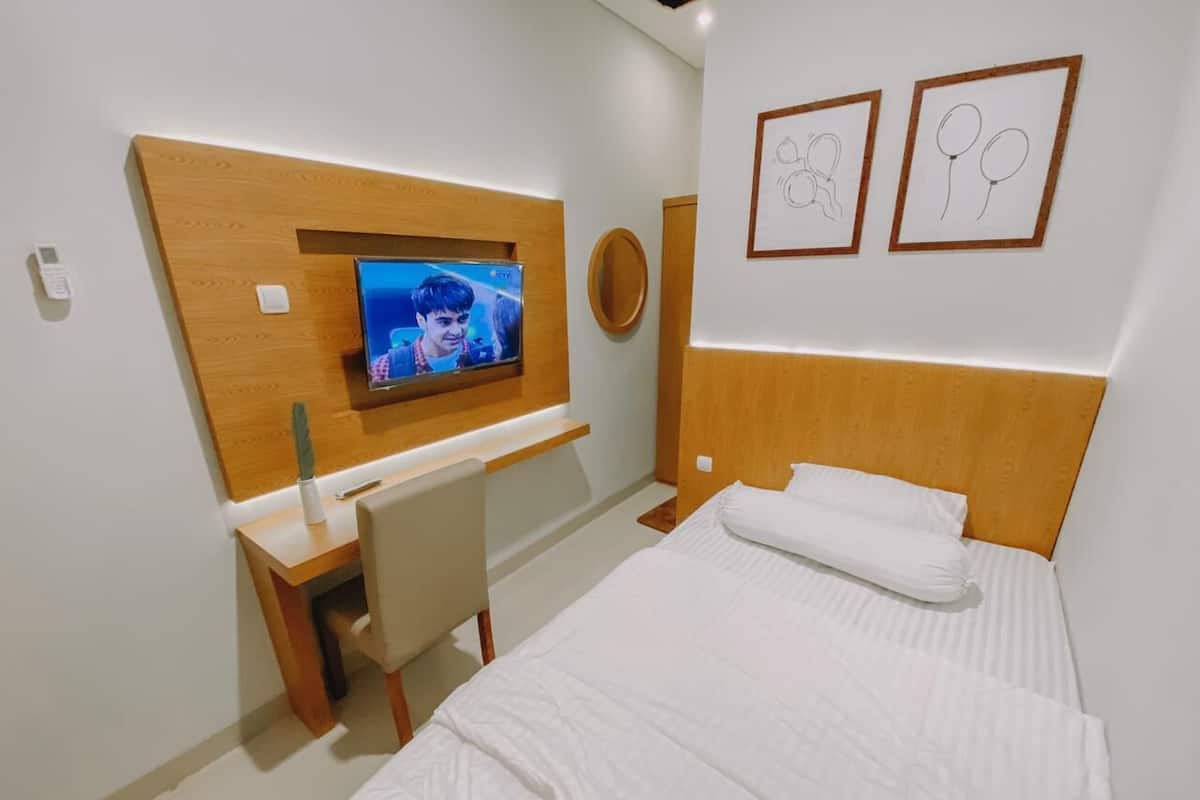Superior Single Room | Desk, laptop workspace, free WiFi, bed sheets