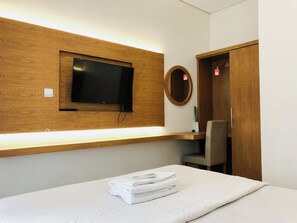 Quarto casal luxo | Escrivaninha, espaço de trabalho para notebook, Wi-Fi de cortesia