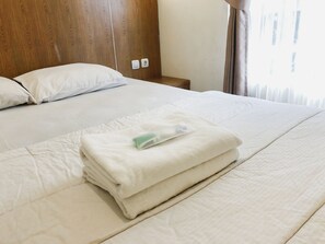 Quarto casal luxo | Escrivaninha, espaço de trabalho para notebook, Wi-Fi de cortesia