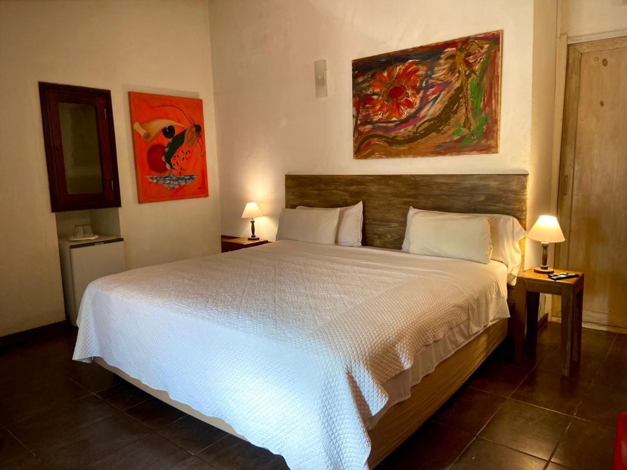 Ropa de cama hipoalergénica, minibar y decoración personalizada 