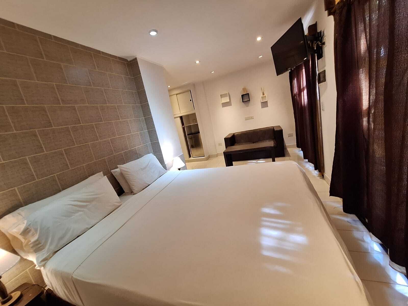 Comfort-Zimmer, Terrasse, Gartenblick | Allergikerbettwaren, Minibar, individuell dekoriert