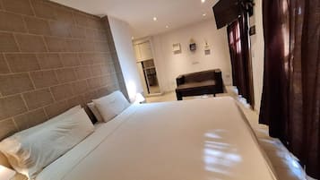 Comfort-Zimmer, Terrasse, Gartenblick | Allergikerbettwaren, Minibar, individuell dekoriert