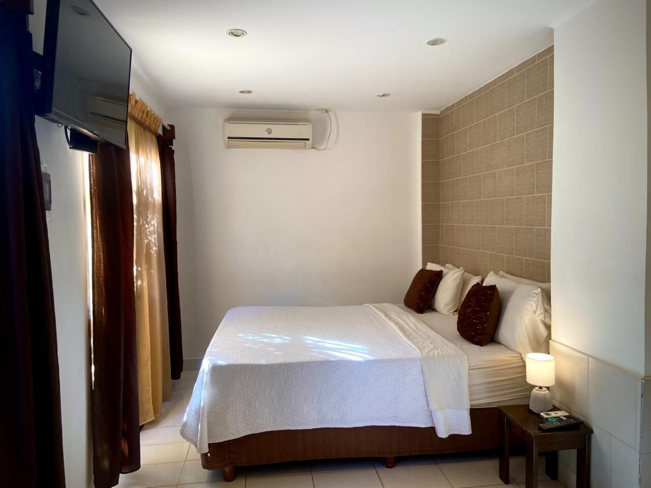 Ropa de cama hipoalergénica, minibar y decoración personalizada 