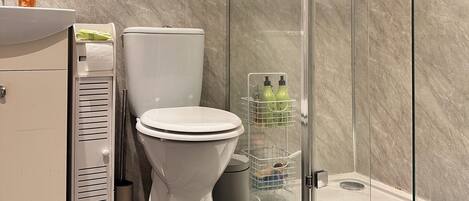Haartrockner, Handtücher, Seife, Toilettenpapier