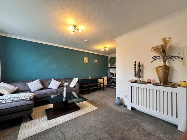 Smart TV - Warm & Stylish Stay Near Everything you need (Portlethen)