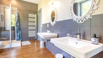 Shower, hair dryer, towels