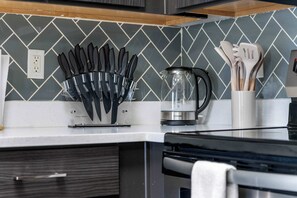 Frigorifero, microonde, forno, piano cottura