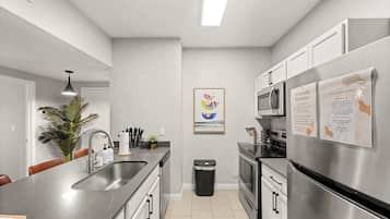 Geladeira, micro-ondas, fogão, cooktop
