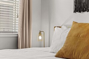 2 Schlafzimmer, Schreibtisch, Bügeleisen/Bügelbrett, Reisekinderbett