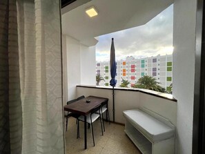 Outdoor dining - Vacation Apartment 'Sunny Gardenplaya  - Playa' with Mountain View, Shared Pool and Wi-Fi (Maspalomas)