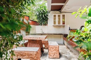 Outdoor dining - Cozy 1-bedroom Apartment With Kitchen and Bathroom Near Kata Beach, Thailand (Karon)