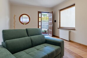 TV - A cozy and spacious 110 square meters apartment, perfect for three people, located on the ground floor of a modern building.The property is located in Nicolosi, a town in the province of Catania located on the southern slopes of Mount Etna, making it an  (Nicolosi)