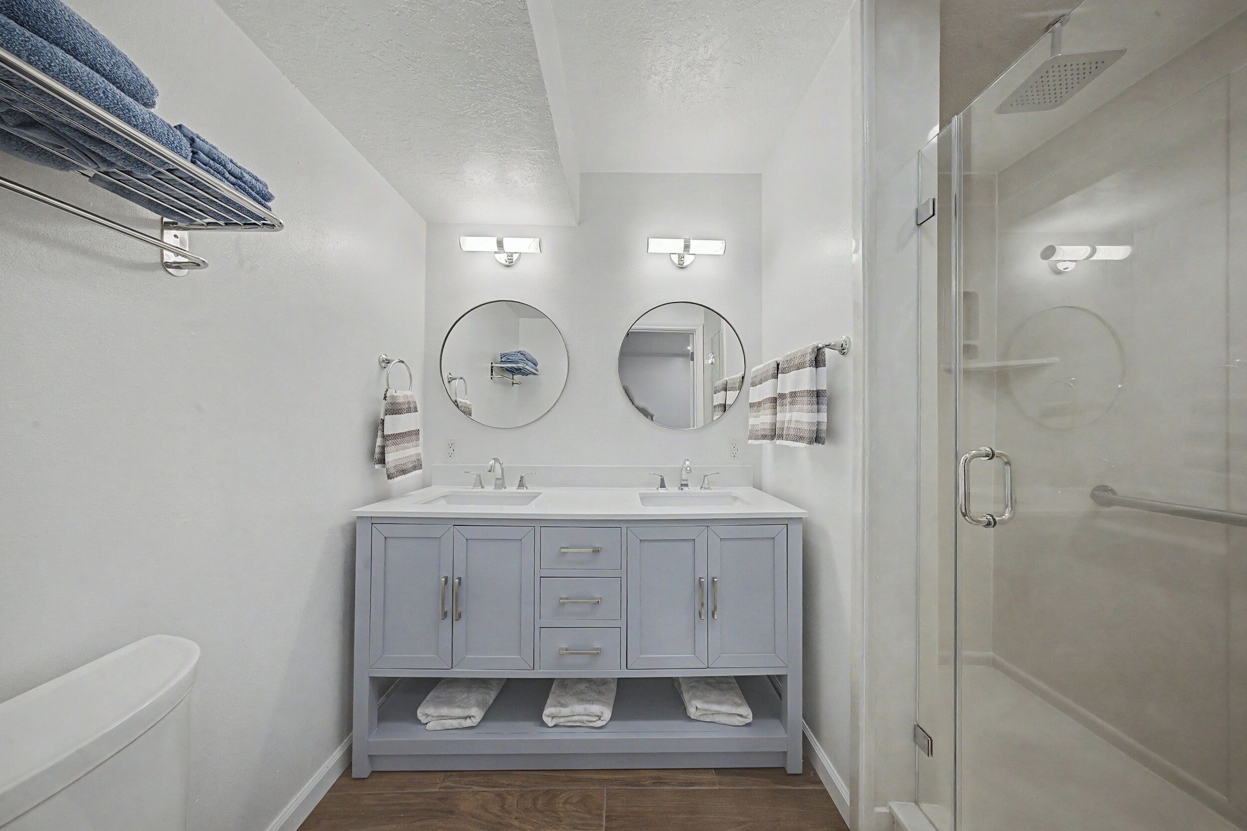 Douche, serviettes fournies, papier toilette