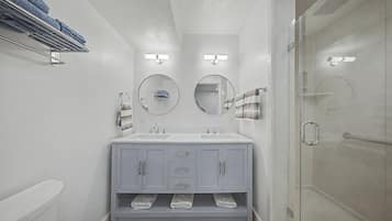 Douche, serviettes fournies, papier toilette