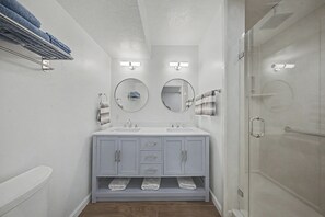 Dusche, Handtücher, Toilettenpapier