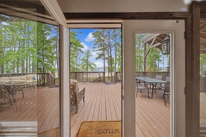 WATERFRONT Escape on Lake Sam Rayburn, next to The Point- Sleeps 11
