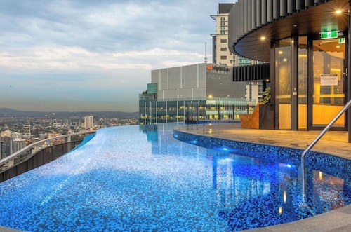 Bright Apartment With Pool and Gym Access