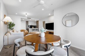 Apartment | Living room - Bright Apartment With Pool and Gym Access (Brisbane)