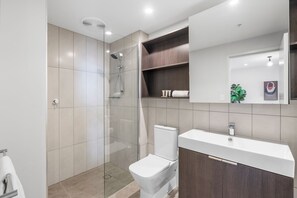 Apartment | Bathroom - Bright Apartment With Pool and Gym Access (Brisbane)