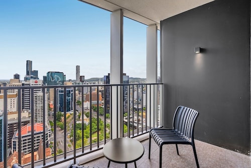 Bright Apartment With Pool and Gym Access