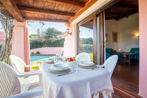 屋外ダイニングエリア