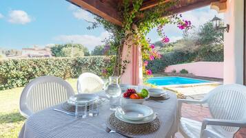 屋外ダイニングエリア