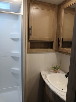Shower, hair dryer, towels, toilet paper - Urlaub im Süden der USA (Cartersville)