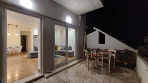 Outdoor dining - Tsiamis Sea & Sun Suite - Homely Retreat (Lecheo)