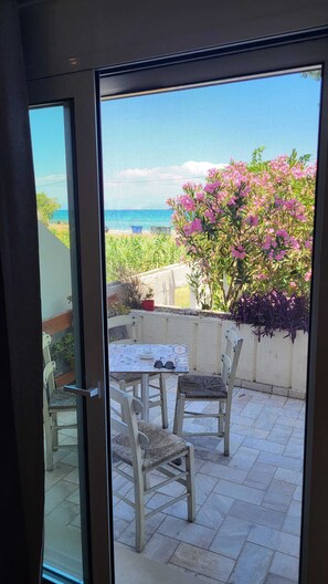 Interior - Tsiamis Sea & Sun Suite - Homely Retreat (Lecheo)
