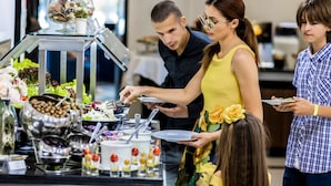 Ein reichhaltiges Buffet mit verschiedenen Speisen und einer dekorativen Mittelstück.