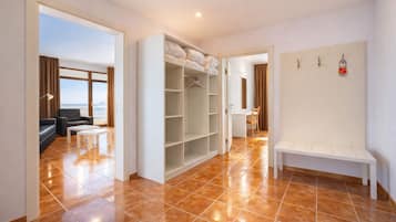 Standard-Apartment, Balkon, Meerblick | Wohnbereich