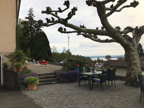 Apartment 'Höri' mit gemeinsamer Terrasse, privatem Garten und WLAN