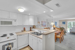 Fridge, microwave, oven, stovetop - Updated Coastal Condo• 3 minute Walk to Shore. Biking. Great location-discounted (Hilton Head Island)