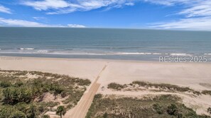 Una playa con una pista de atletismo y vegetación escasa.