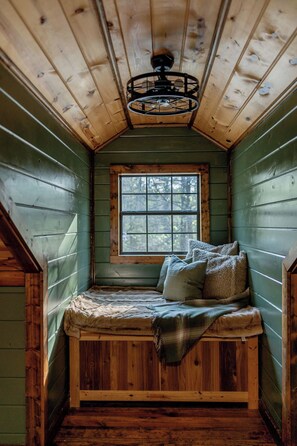 Room - Cozy 3-bedroom cabin in perfect Broken Bow perfect location.Family packed fun. (Broken Bow)