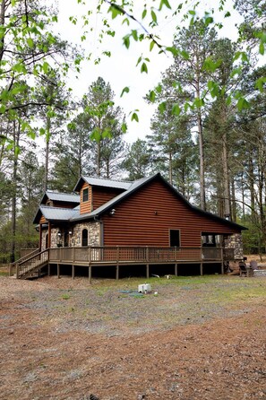 Exterior - Cozy 3-bedroom cabin in perfect Broken Bow perfect location.Family packed fun. (Broken Bow)