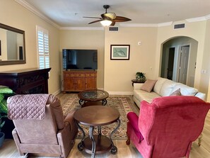 Living area - Lovely 2-bedroom, 2-bath condo with AC in SW Cape Coral (Cape Coral)