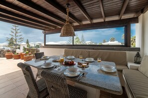 Zona pranzo con tavolo imbandito per quattro, con vista panoramica.