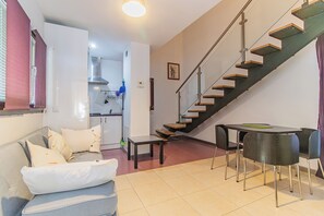 Duplex, 1 lit double et 1 canapé-lit | Aire de séjour