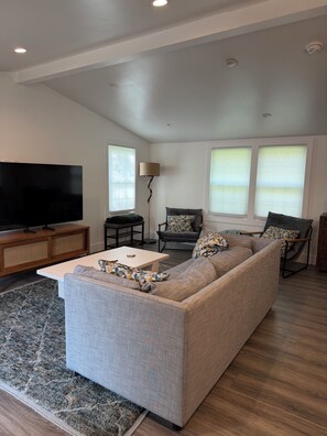 TV - Private Riverfront Retreat-river access, walking/biking path, fire pit (New Hope)