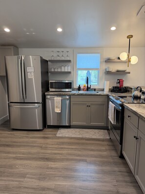 Microwave, oven, stovetop, dishwasher - Private Riverfront Retreat-river access, walking/biking path, fire pit (New Hope)