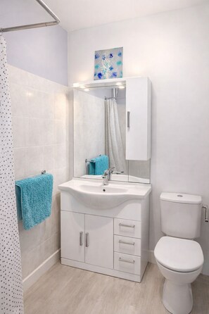 Bathroom - Vrbo Property (Balaruc-les-Bains)