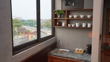 Suite monolocale, 1 letto king, vista giardino | Cucina privata