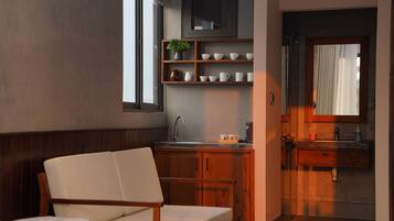 Studio Suite, 1 King Bed, Garden View