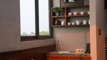 Studio Suite, 1 King Bed, Garden View | Interior