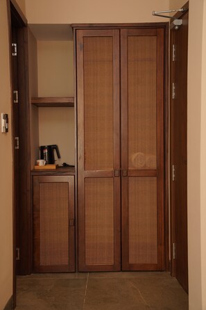 Habitación cuádruple estándar, vistas al jardín | Interior