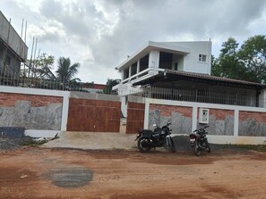 Exterior - Serene 1-bedroom House Rental in Puducherry, Perfect for Couples (Vanur)