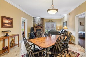 Dining - Baskins Creek 212 🐻 Sleeps 6 | Pool Views, Hot Tub & Stone Fireplace 🔥 (Gatlinburg)