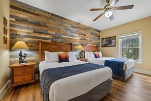 Room - 🐻Baskins Creek 102 | Pool + Hot Tub | Stone Fireplace | Downtown Gatlinburg🌄 (Gatlinburg)